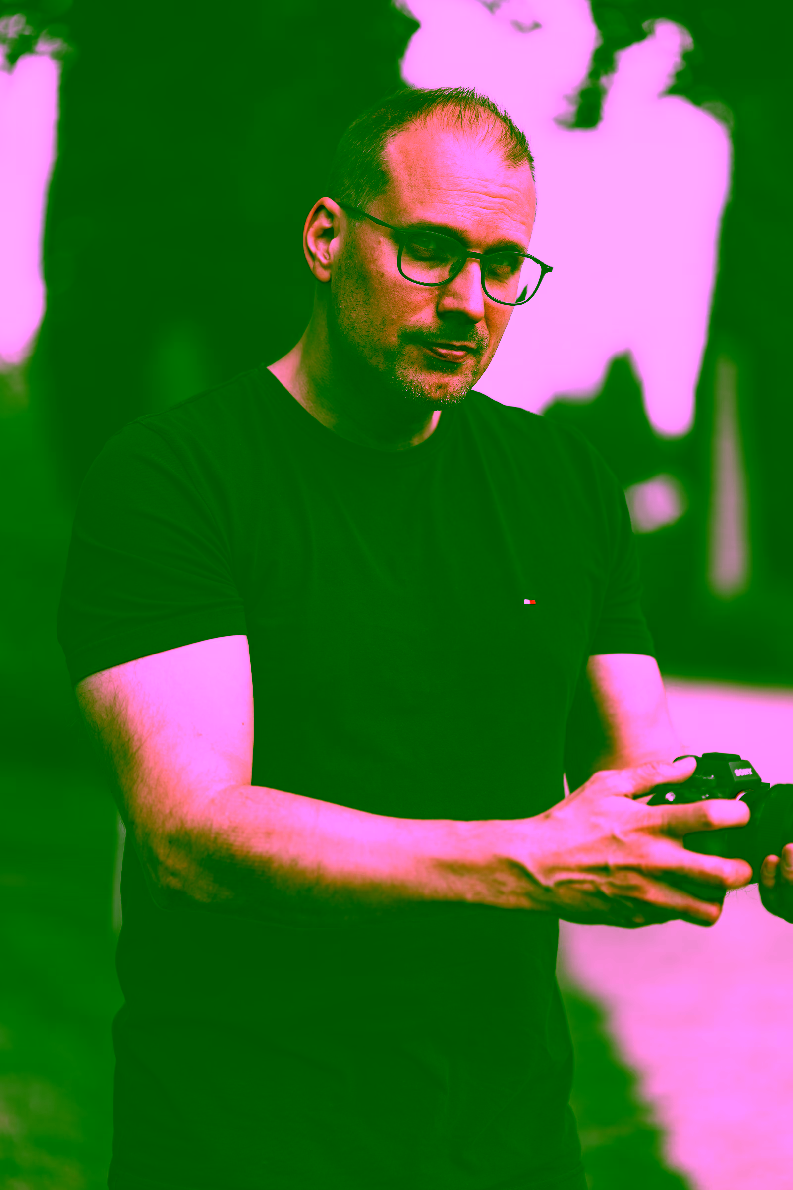 Portrait eines sitzenden Fotografen mit Kamera